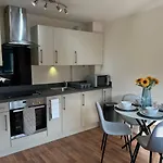Cambridge Apartment With Free Onsite Parking