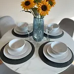 Cambridge Apartment With Free Onsite Parking